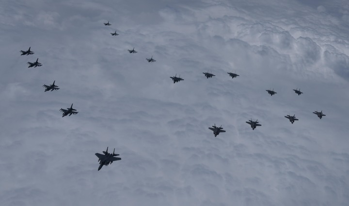 [서울=뉴시스] 합동참모본부는 7일 한·미가 서해상 공역에서 북한의 지속적인 탄도미사일 도발에 대응해 공중무력시위 비행을 실시했다고 밝혔다. 한·미 연합 공중무력시위 비행에는 한국 공군의 F-35A, F-15K, KF-16 전투기 16대와 미 공군의 F-16 전투기 4대가 참가했다. (사진=합참 제공) 2022.06.07. photo@newsis.com *재판매 및 DB 금지