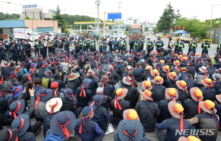 [울산=뉴시스] 배병수 기자 = 민주노총 공공운수노조 화물연대본부가 안전운임제 연장 등을 요구하며 지난 7일 0시를 기해 무기한 전면파업에 돌입한 가운데 같은날 오후 울산 남구 상개삼거리에서 화물연대 울산지역본부 조합원들이 이동하는 차량을 막아서고 경찰과 대치하고 있다. 2022.06.07. bbs@newsis.com