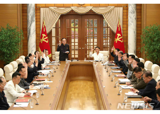 [서울=뉴시스] 8일 북한 조선노동당 기관지 노동신문은 지난 7일 당 중앙위 8기 9차 정치국 회의가 열렸다고 보도했다. (사진=노동신문 홈페이지 갈무리) 2022.06.08