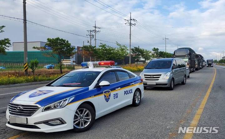 [군산=뉴시스]윤난슬 기자 = 8일 오전 7시 30분께 군산경찰서는 교통순찰차 2대와 오토바이 2대 등을 동원해 물류차량 25대(6㎞ 구간)에 대한 호위에 나섰다.2022.06.08.(사진=전북경찰청 제공) 