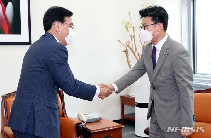 [서울=뉴시스] 김선웅 기자 = 진성준(오른쪽) 더불어민주당 원내수석부대표와 송언석 국민의힘 원내수석부대표가 지난 8일 오전 서울 여의도 국회 운영위원장실에서 후반기 국회 원 구성 협상에 착수하기 위해 회동하고 있다. (공동취재사진) 2022.06.08. photo@newsis.com