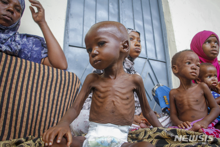[모가디슈=AP/뉴시스] 지난 6월5일 소말리아 모가디슈에 있는 기아대응행동(ACH)이 운영하는 영양실조안정센터에서 최근 심각한 가뭄으로 영양실조에 걸린 아이들이 진료를 기다리고 있다. 자료에 따르면 수십 년 만에 최악의 가뭄으로 소말리아에서 올해 450명 가까운 사망자가 발생한 것으로 나타났다. 2022.06.08.