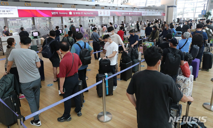 [인천공항=뉴시스] 권창회 기자 = 지난 8일 인천국제공항 제1터미널이 여행객들로 붐비는 모습.2022.06.08. kch0523@newsis.com