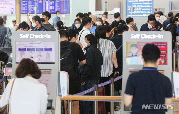 [인천공항=뉴시스] 권창회 기자 = 코로나19로 축소됐던 인천국제공항 국제선 운항이 오늘부터 정상화된다. 인천국제공항공사에 따르면 이날 오전 0시부터 도착편수 제한(슬롯 제한)과 비행금지시간(커퓨) 등 국제선 증편 주요 규제들을 2년 2개월 만에 모두 해제한다. 사진은 8일 인천국제공항 제1터미널이 여행객들로 붐비는 모습.2022.06.08. kch0523@newsis.com