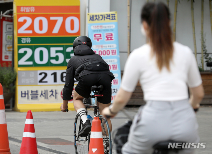 [서울=뉴시스] 조성우 기자 = 국제 유가상승에 따른 자전거주가 상승세를 보이는 8일 오후 서울 시내에서 자전거를 탄 시민들이 오가고 있다. 8일 한국거래소에 따르면 국내 대표 자전거주인 삼천리자전거는 전날 오후 장중 최고 14.18% 오른 11,000원을 기록했다. 알톤스포츠도 전 거래일 대비 최고 16.28% 오른 4,575원을 기록했다. 2022.06.08. xconfind@newsis.com