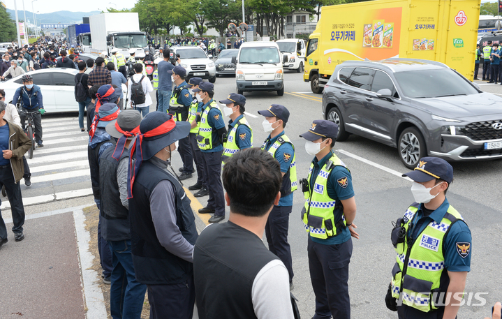 [울산=뉴시스] 배병수 기자 = 민주노총 공공운수노조 화물연대본부가 안전운임제 확대 등을 요구하며 지난 7일 총파업한 가운데 8일 오후 울산 북구 현대자동차 울산공장 출입문 앞에서 화물 화물연대 조합원들이 피켓을 들고 선전전을 벌이고 있다. 2022.06.08. bbs@newsis.com