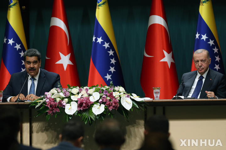 [앙카라=신화/뉴시스] 레제프 타이이프 에르도안(오른쪽) 터키 대통령과 니콜라스 마두로 베네수엘라 대통령이 8일(현지시간) 터키 앙카라에서 회담 후 공동 기자회견을 하고 있다. 양국 정상은 회담에서 상호 협력 강화를 약속했다. 2022.06.09.
