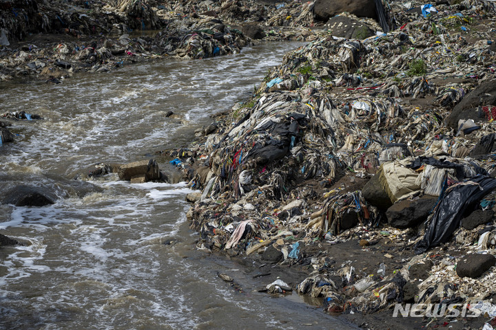 [치나우틀라=AP/뉴시스] 지난 6월8일(현지시간) 과테말라 치나우틀라의 라스 바카스강 기슭에 플라스틱병과 쓰레기가 쌓여 있다. 세계에서 가장 오염된 강 중 하나인 라스 바카스강은 장마 동안 엄청난 양의 쓰레기가 발생하는 것으로 알려져 있다. 2022.06.09.