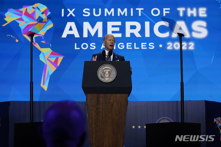 [로스앤젤레스=AP/뉴시스] 조 바이든 미국 대통령이 8일(현지시간) 미 캘리포니아주 로스앤젤레스에서 열린 제9회 미주 정상회의(IX Summit of the Americas)에 참석해 개막 연설을 하고 있다. 2022.06.09.
