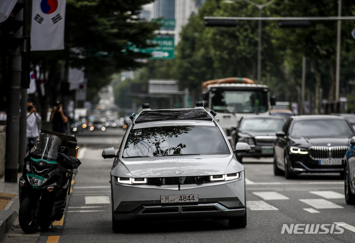 [서울=뉴시스] 정병혁 기자 = 9일 오전 서울 강남구 테헤란로 인근에서 열린 자율주행 모빌리티 로보라이드 시범서비스 시승행사에서 자율주행 전기차가 도로를 주행하고 있다. 2022.06.09. jhope@newsis.com