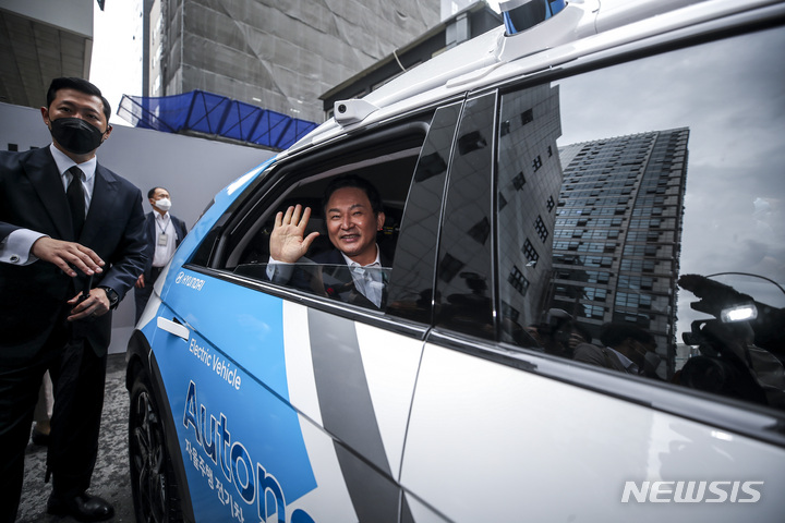 [서울=뉴시스] 정병혁 기자 = 원희룡 국토교통부 장관이 9일 오전 서울 강남구 테헤란로 인근에서 열린 자율주행 모빌리티 로보라이드 시범서비스 시승행사에서 자율주행 전기차를 탑승한 뒤 손을 흔들고 있다. 2022.06.09. jhope@newsis.com