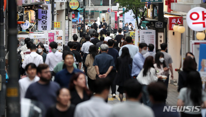[서울=뉴시스] 서울 중구 명동거리에서 직장인들이 점심식사를 위해 이동하고 있는 모습. 2022.06.09. (뉴시스DB)