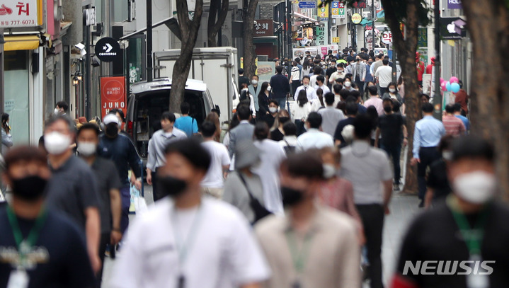 [서울=뉴시스] 추상철 기자 = 1인당 국민소득(GNI)이 지난해 3만5000달러를 돌파하면서 3년 만에 증가 전환했다. 9일 오후 서울 중구 명동거리에서 직장인들이 점심식사를 위해 이동하고 있다. 2022.06.09. scchoo@newsis.com