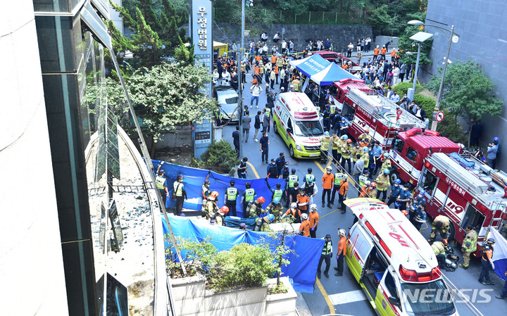 [대구=뉴시스] 이무열 기자 = 9일 대구 수성구 범어동 한 빌딩에서 화재가 발생해 다수의 사망자와 부상자가 발생한 가운데 소방대원들이 구조 및 희생자 수습을 하고 있다. 2022.06.09. lmy@newsis.com