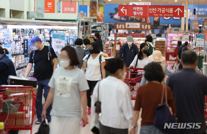 [서울=뉴시스] 고승민 기자 = 통계청에 따르면 지난달 생활물가지수는 109.54로 지난해 동월보다 6.7% 상승했다. 사진은 서울의 한 대형마트에서 물건을 고르는 시민 모습. 생활물가지수는 소비자 구입빈도와 가격변동에 민감한 144개 품목으로 작성된다. 식품 중에선 국수, 식용유 등 가공식품 가격이 크게 뛰었고 돼지고기, 수입쇠고기 등 신선식품 역시 급등했다. 외식물가와 먹거리 외 기름값까지 뛰면서 서민물가에 빨간불이 켜졌다. 이같이 오른 것은 지난 2008년 이후 13년10개월만이다. 2022.06.09. kkssmm99@newsis.com