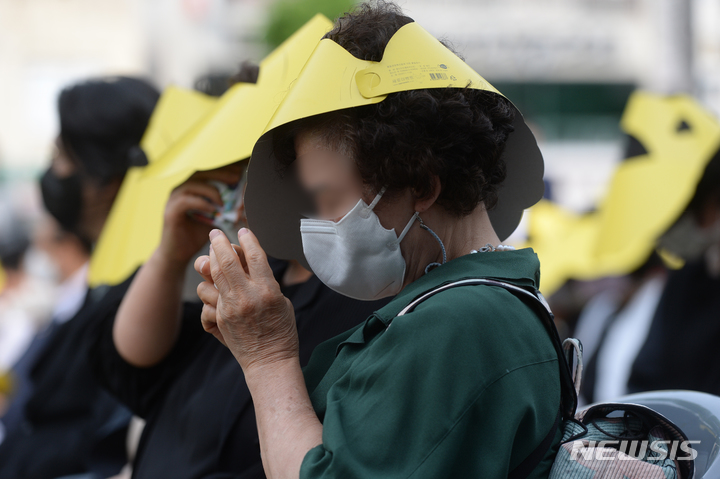 [광주=뉴시스] 김혜인 기자 = 사상자 17명이 발생한 광주 학동 붕괴참사 1주기인 9일 오후 광주 동구 참사현장에서 열린 추모식에서 유족이 눈물을 닦고 있다.2022.06.09.hyein0342@newsis.com