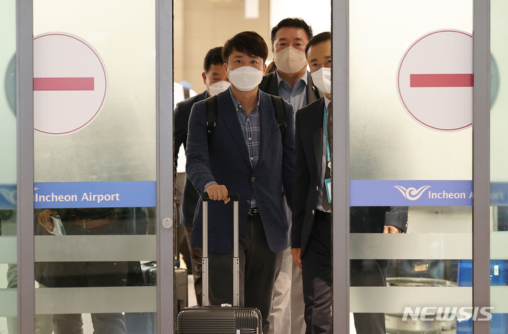 [인천공항=뉴시스] 국회사진기자단 = 이준석 국민의힘 대표가 9일 오후 우크라이나 방문일정을 마치고 인천국제공항을 통해 입국하고 있다. 2022.06.09. photo@newsis.com