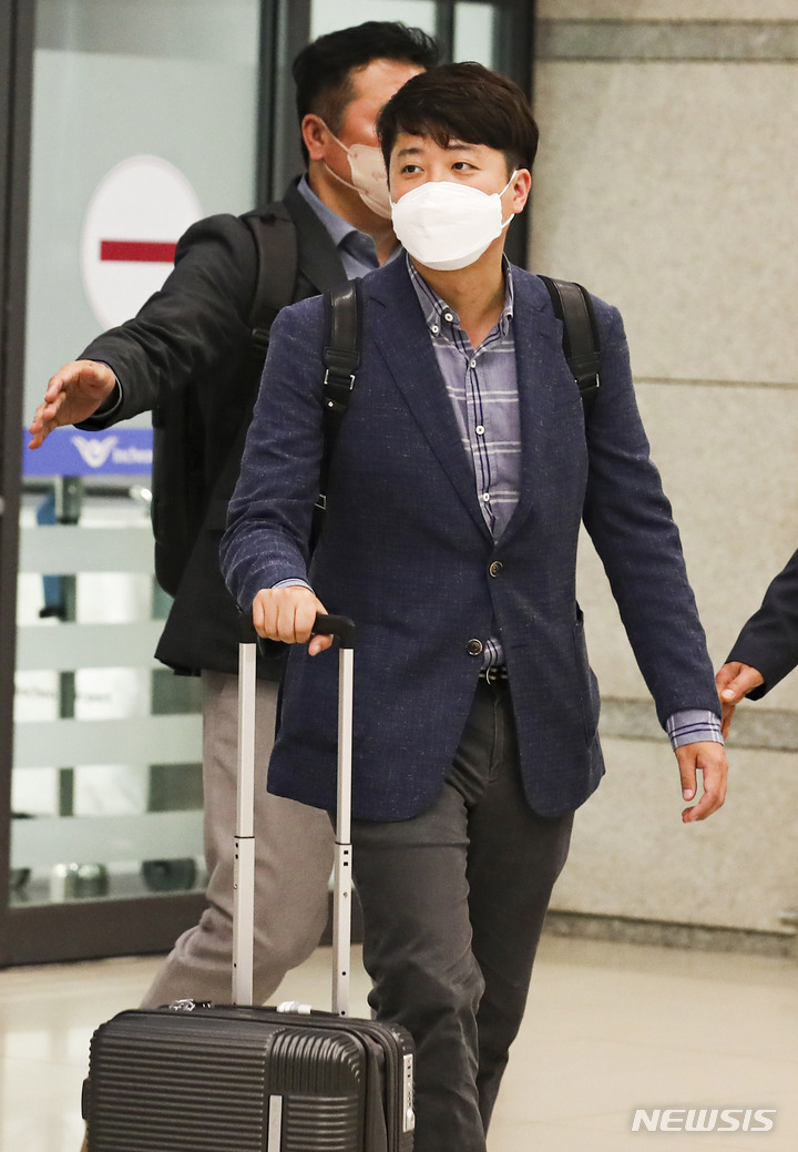 [인천공항=뉴시스] 국회사진기자단 = 이준석 국민의힘 대표가 9일 오후 우크라이나 방문일정을 마치고 인천국제공항을 통해 입국하고 있다. 2022.06.09. photo@newsis.com