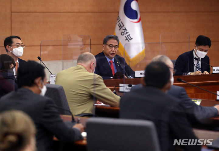 [서울=뉴시스] 고승민 기자=박진 외교부 장관이 10일 서울 외교부에서 열린 한반도클럽·평화클럽 행사에서 발언하고 있다. 2022.06.10. kkssmm99@newsis.com