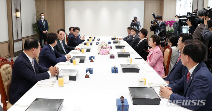 [서울=뉴시스] 홍효식 기자 = 윤석열 대통령이 10일 서울 용산 대통령실 청사 대접견실에서 열린 국민의힘 지도부 초청 오찬 간담회에서 발언하고 있다. 2022.06.10. yesphoto@newsis.com