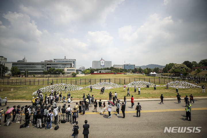 [서울=뉴시스] 정병혁 기자 = 대통령집무실 인근 용산공원이 시범개방된 10일 오전 서울 용산구 용산공원을 찾은 시민들이 공원을 둘러보고 있다. 용산공원은 오는 19일까지 오전 9시부터 저녁 7시까지 매일 5차례로 나눠 1차례에 500명씩 하루 2500명의 관람객을 받는다. 2022.06.10. jhope@newsis.com