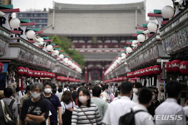 [도쿄=AP/뉴시스]지난 10일 일본 도쿄 아사쿠사 쇼핑거리를 관광객들이 걷고 있다. 2022.06.27.