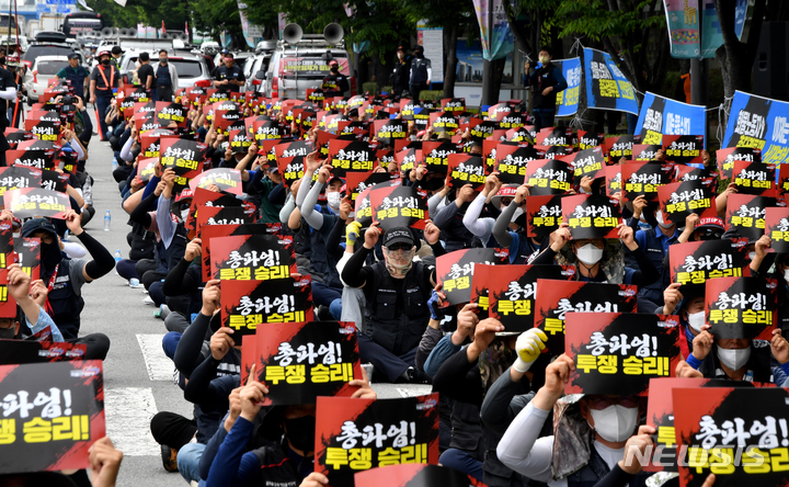 [광주=뉴시스] 이영주 기자 = 지난 10일 오후 광주 서구 기아자동차 제1공장 남문에서 민주노총 공공운수노조 화물연대 광주본부 소속 화물운수 노동자들이 총파업 승리 결의대회에 참석하고 있다. 2022.06.10. leeyj2578@newsis.com