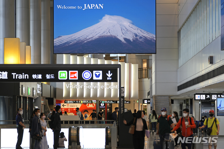 [나리타=AP/뉴시스]지난해 6월 10일 일본 도쿄 인근 나리타 국제공항에 방문객들이 도착하고 있다. 2023.03.13.