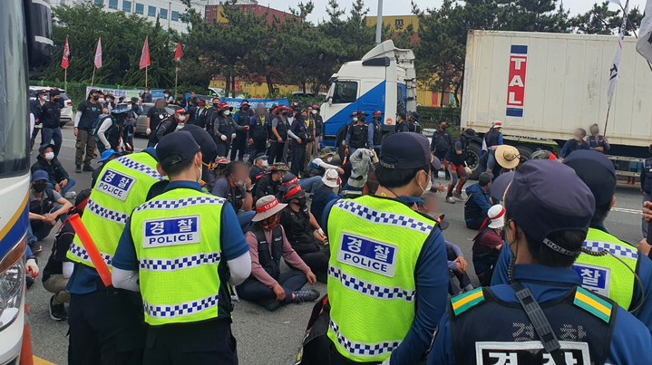 [부산=뉴시스] 11일 오전 부산 강서구 부산항 신항 교차로에서 도로를 점거한 채 집회를 열고 있는 화물연대 부산지부 조합원들. (사진=부산경찰청 제공) *재판매 및 DB 금지