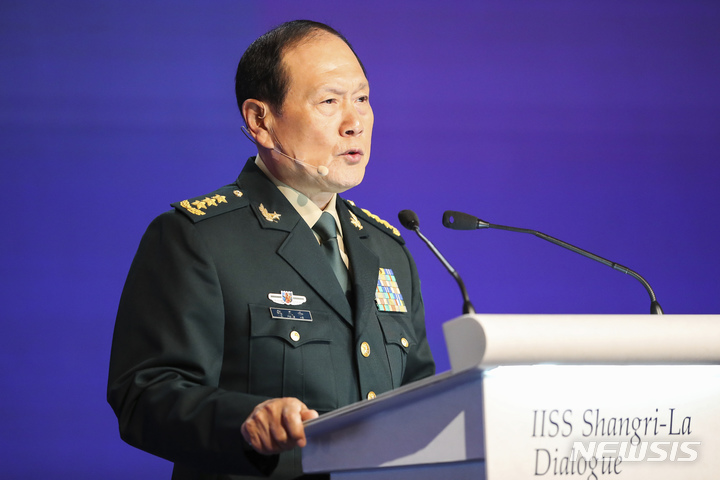 [싱가포르=AP/뉴시스] 웨이펑허 중국 국방부장이 12일 싱가포르에서 열린 아시아 안보회의(샹그릴라대화)에서 연설하고 있다. 2022.06.12