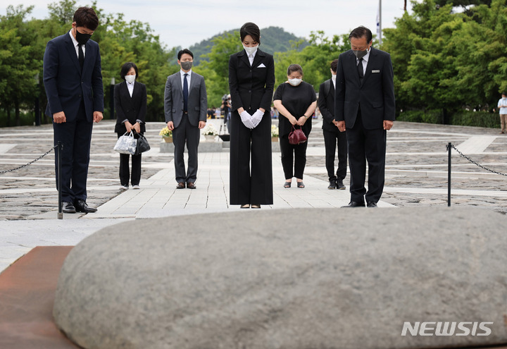 [김해=뉴시스] 전신 기자 = 윤석열 대통령 부인 김건희 여사가 13일 오후 경남 김해 진영읍 봉하마을을 방문해 고 노무현 전 대통령 묘역 너럭바위 앞에서 묵념하고 있다. (대통령실통신사진기자단) 2022.06.13. photo1006@newsis.com