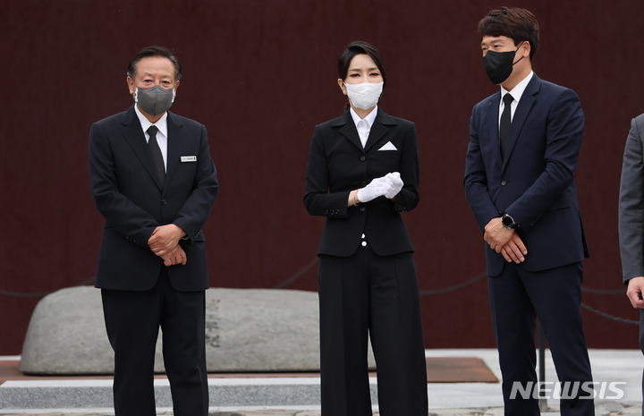 [김해=뉴시스] 전신 기자 = 윤석열 대통령 부인 김건희 여사가 13일 오후 경남 김해 진영읍 봉하마을을 방문해 고 노무현 전 대통령 묘역을 둘러보고 있다. (대통령실통신사진기자단) 2022.06.13. photo1006@newsis.com