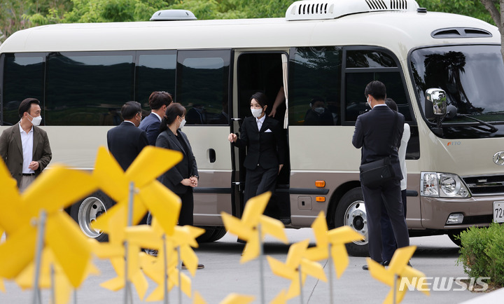 [김해=뉴시스] 전신 기자 = 윤석열 대통령 부인 김건희 여사가 13일 오후 경남 김해 진영읍 봉하마을을 방문해 고 노무현 전 대통령 묘역으로 향하고 있다. (대통령실통신사진기자단) 2022.06.13. photo1006@newsis.com