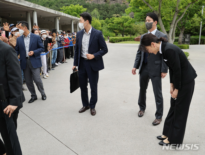 [김해=뉴시스] 전신 기자 = 윤석열 대통령 부인 김건희 여사가 13일 오후 경남 김해 진영읍 봉하마을 고 노무현 전 대통령 묘역 참배를 마친 후 시민들을 향해 인사하고 있다. (대통령실통신사진기자단) 2022.06.13. photo1006@newsis.com