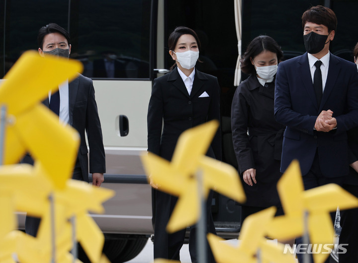 [김해=뉴시스] 전신 기자 = 윤석열 대통령 부인 김건희 여사가 13일 오후 경남 김해 진영읍 봉하마을을 방문해 고 노무현 전 대통령 묘역으로 향하고 있다. (대통령실통신사진기자단) 2022.06.13. photo1006@newsis.com