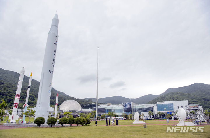 [고흥=뉴시스] 한국형 발사체 누리호(KSLV-Ⅱ) 발사를 이틀 앞둔 13일 오후 전남 고흥군 봉래면 나로우주센터 입구에 모형 발사체가 세워져 있다. (광주·전남사진공동 취재단). photo@newsis.com *재판매 및 DB 금지