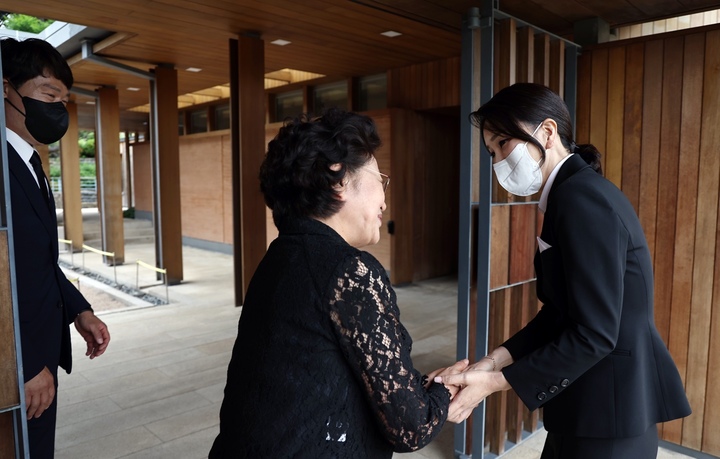 [서울=뉴시스] 윤석열 대통령 부인 김건희 여사가 13일 오후 경남 김해 진영읍 봉하마을 고 노무현 전 대통령 묘역 참배를 마친 후 권양숙 여사를 예방하고 있다. (사진=대통령실 제공) 2022.06.13. photo@newsis.com