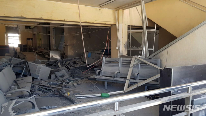 [AP/뉴시스]시리아 관영 통신 사나(SANA)가 지난 12일 공개한 사진. 이스라엘의 공습으로 시리아 다마스쿠스 공항 일부가 파손됐다. 2022.06.17
