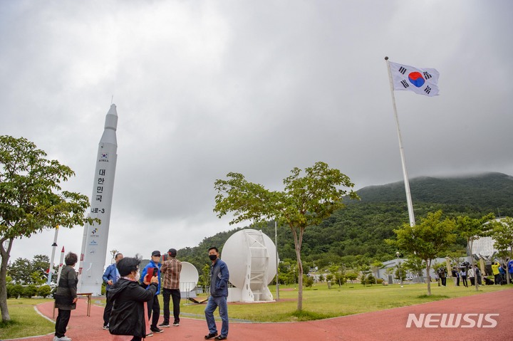 [고흥=뉴시스] 사진공동취재단 = 강한 바람으로 인해 15일 예정됐던 한국형 발사체 누리호(KSLV-Ⅱ)의 발사가 16일로 연기된 가운데 14일 오전 전남 고흥군 봉래면 나로우주센터 앞 우주과학관을 찾은 관광객들이 광장에 조성된 옛 나로호 조형물들을 관람하고 있다. 2022.06.14. photo@newsis.com