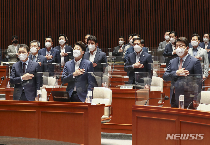 [서울=뉴시스] 김선웅 기자 = 국민의힘 이준석 대표와 권성동 원내대표 등 의총 참석자들이 14일 오후 서울 여의도 국회에서 열린 의원총회에서 국민의례를 하고 있다. (공동취재사진) 2022.06.14. photo@newsis.com