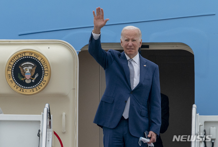 [앤드루스공군기지=AP/뉴시스]조 바이든 미국 대통령이 지난 14일(현지시간) 메릴랜드 앤드루스공군기지에서 전용기에 탑승하며 손을 흔들고 있다.