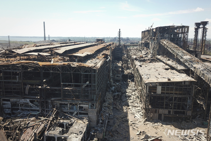 [마리우폴=AP/뉴시스] 전쟁 초기 최대 격전지이자 우크라이나 아조우연대의 최후의 항전지였던 도네츠크주 마리우폴의 아조우스탈 제철소가 파괴된 모습.