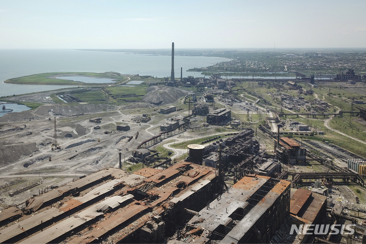 [마리우폴=AP/뉴시스] 러시아 국방부가 지난 6월13일(현지시간) 공개한 사진에 우크라이나 동부 도네츠크인민공화국(DPR) 통제하에 있는 마리우폴에 아조우스탈 제철소가 보인다. 이 공장은 마리우폴 포위전 동안 거의 완전히 파괴됐다.