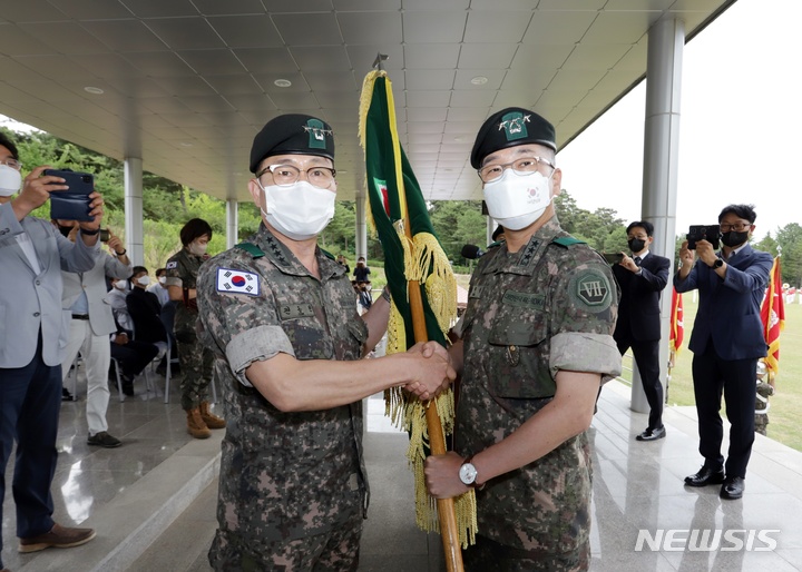  전동진 지상작전사령관으로부터 부대기를 이양받고 있는 고현석(사진 오른쪽) 제7기동군단장. 