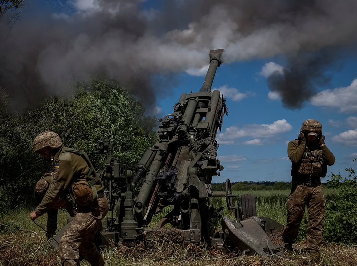 [도네츠크=AP/뉴시스]지난 6월 우크라이나 도네츠크 전선에서 우크라이나 군이 M777견인 곡사포를 발사하고 있다. 2022.06.15. *재판매 및 DB 금지