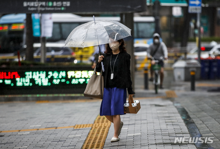 [서울=뉴시스] 정병혁 기자 = 비가 내린 지난 15일 오전 서울 중구 명동 인근에서 우산을 쓴 시민들이 이동하고 있다. 2022.06.15. jhope@newsis.com