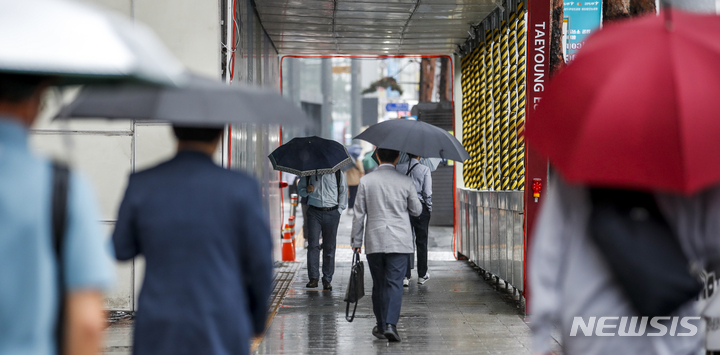 [서울=뉴시스] 정병혁 기자 = 비가 내린 지난 15일 오전 서울 중구 명동 인근에서 우산을 쓴 시민들이 이동하고 있다. 2022.06.15. jhope@newsis.com