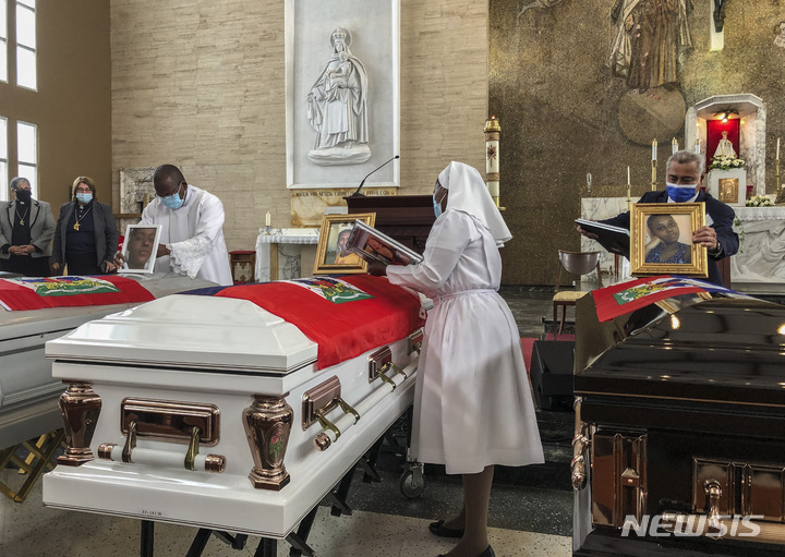 아이티탈출, 푸에르토 리코 해역서 몰사한 여성11명 장례식 