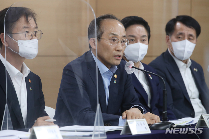 [서울=뉴시스] 김명원 기자 = 추경호 기획재정부 장관이 16일 서울 종로구 정부서울청사에서 열린 새정부 경제정책방향 관련 합동브리핑에서 발언하고 있다. 2022.06.16. kmx1105@newsis.com