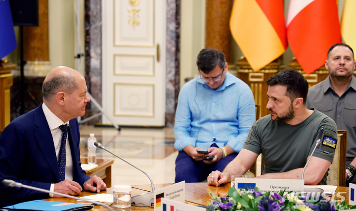 [키이우=AP/뉴시스] 올라프 숄츠 독일 총리(사진 왼쪽)와 볼로디미르 젤렌스키 우크라이나 대통령 자료사진. 2022.09.29.